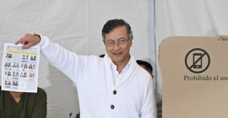 Vestido de blanco, Petro abre la jornada electoral en Colombia