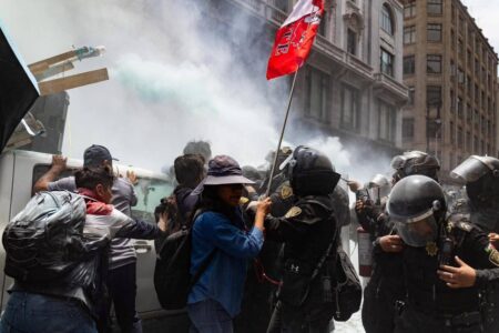 Acusa CNTE que policías capitalinos les lanzaron proyectiles