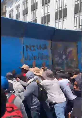 Intenta CNTE derribar vallas para llegar al Zócalo