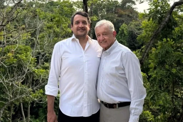 Andrés López Beltrán comparte foto con AMLO: “soy hijo de quienes aman y lucharon por el pueblo”