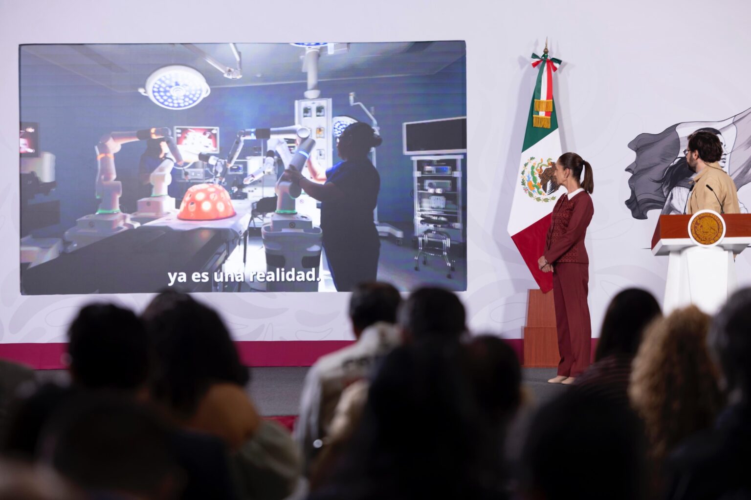 “Que se quede en el tema bilateral y respete los asuntos internos”, responde Sheinbaum al embajador Ronald Johnson