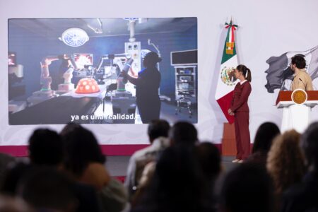“Que se quede en el tema bilateral y respete los asuntos internos”, responde Sheinbaum al embajador Ronald Johnson