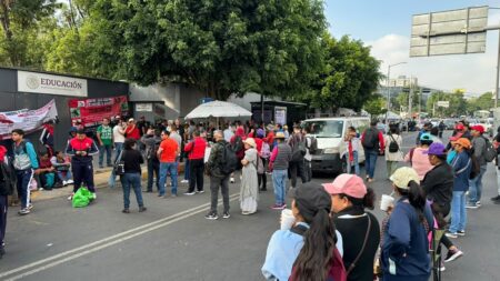 Maestros de Guerrero bloquean y vandalizan sede de la SEP en avenida Universidad