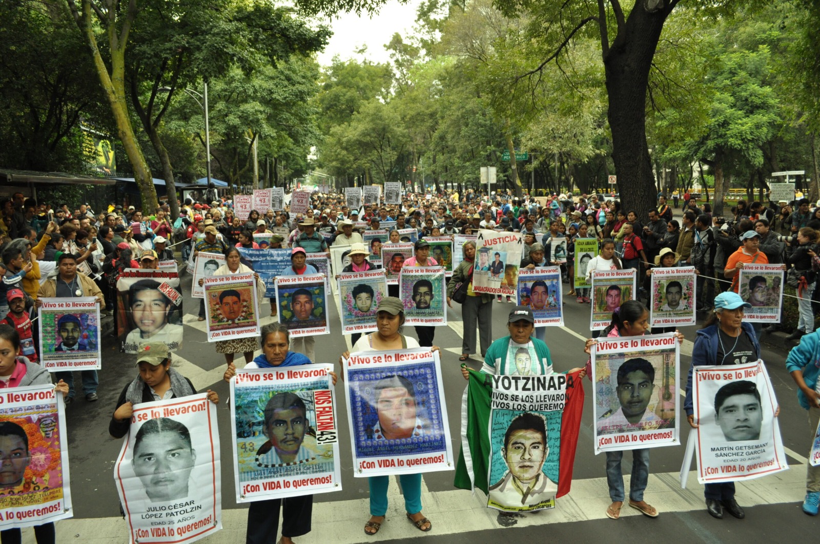Padres de los 43 normalistas acusan “puerquero” con líneas de investigación