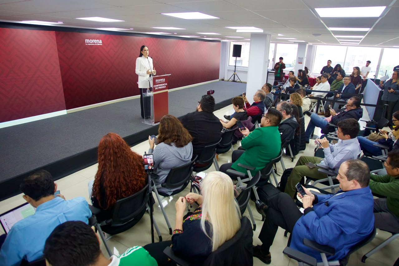 Morena exige a El Universal ofrezca disculpa pública a López Obrador por publicación de entrevista a Monsiváis