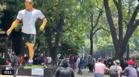 Maestros derriban y vandalizan estatuas del Mundial en Reforma