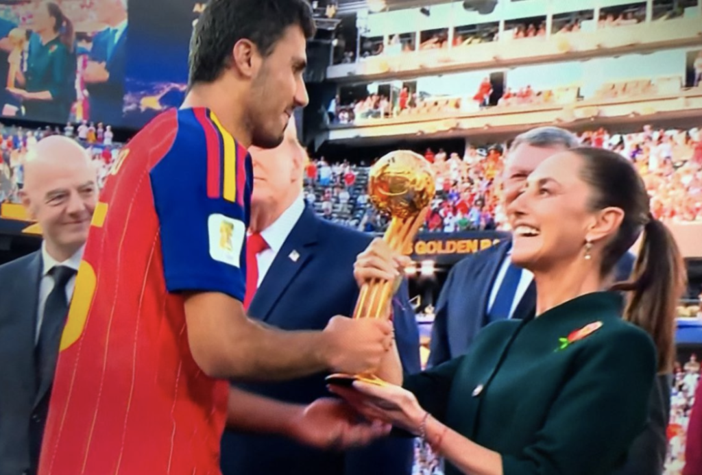 Entrega Sheinbaum medallas a España en Final del Mundial